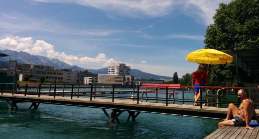 Fluss, Stadt, Alpen