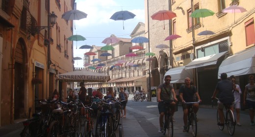 La rossa e la città dei bici